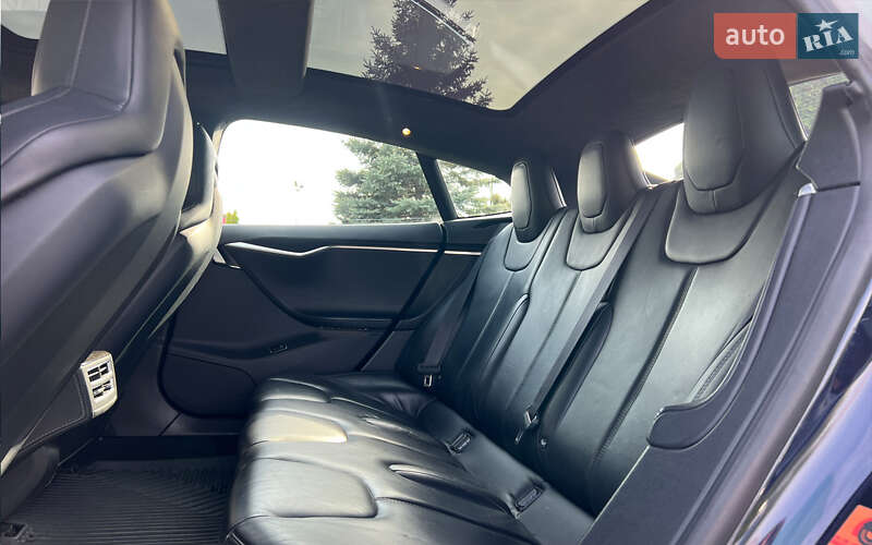 Лифтбек Tesla Model S 2015 в Львове