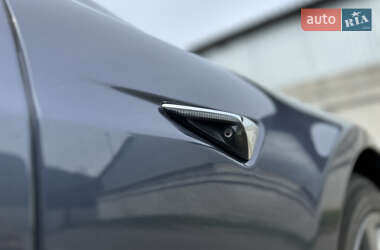 Лифтбек Tesla Model S 2017 в 