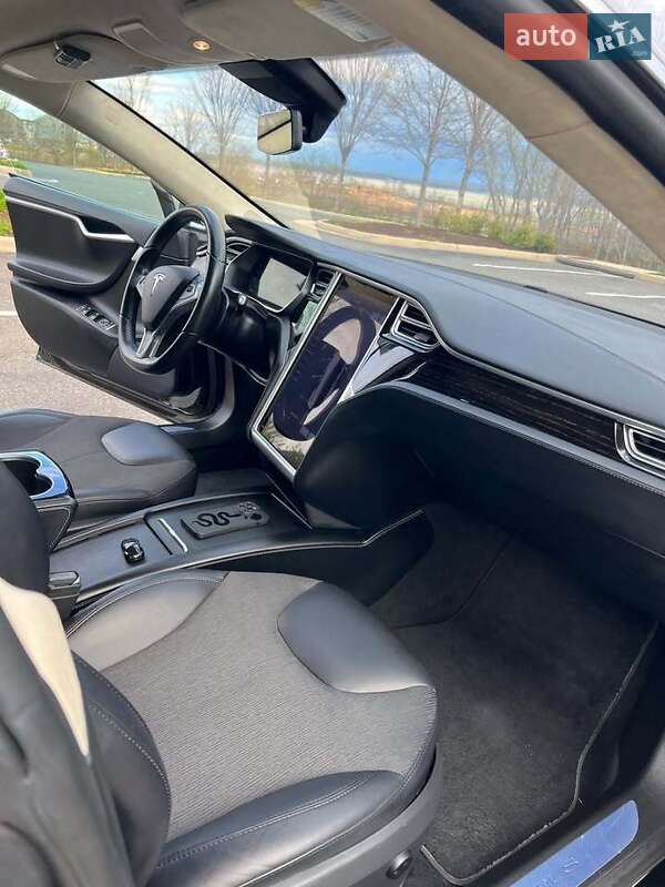 Лифтбек Tesla Model S 2016 в Киеве