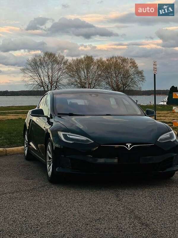 Лифтбек Tesla Model S 2016 в Киеве