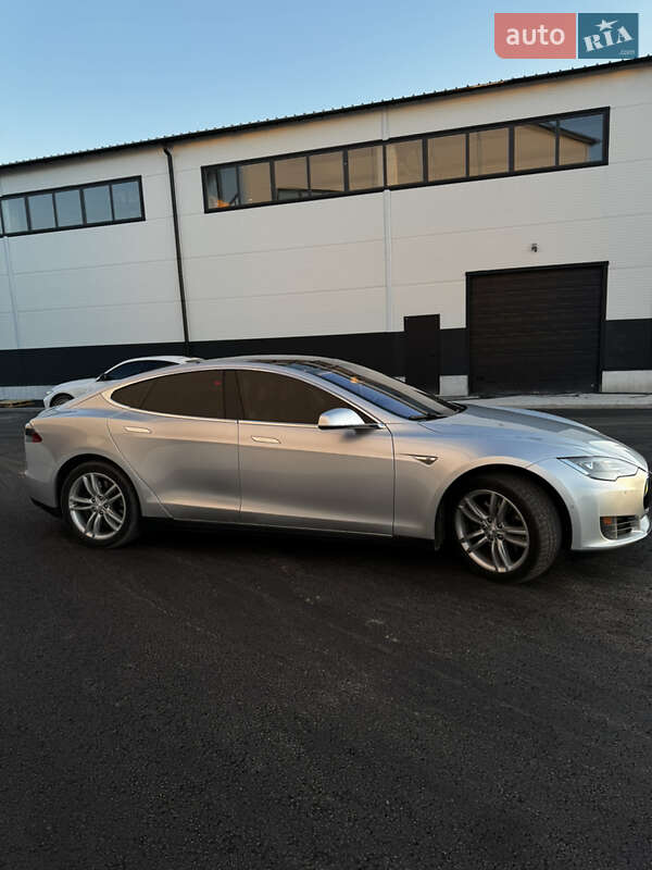 Лифтбек Tesla Model S 2014 в Киеве