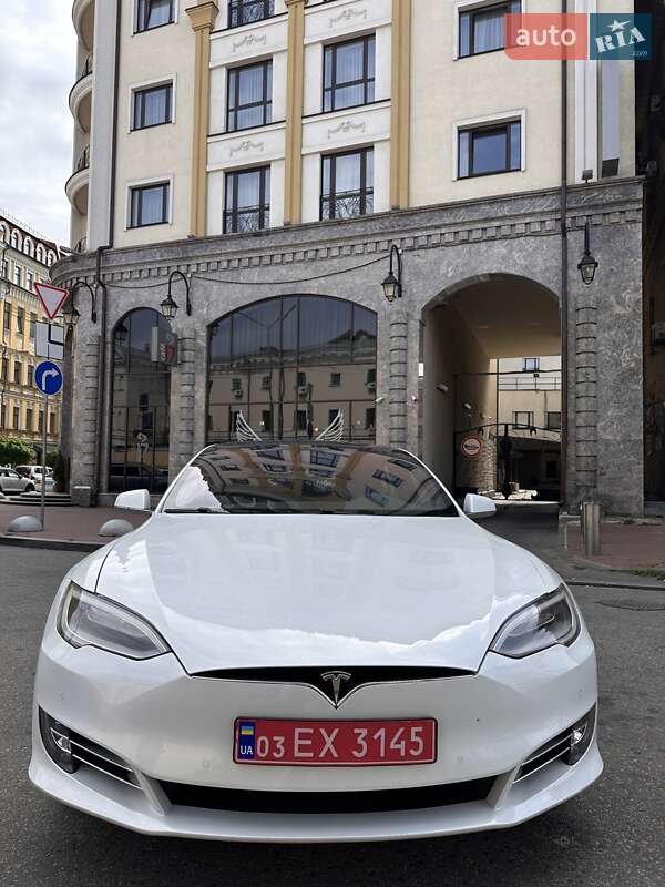 Лифтбек Tesla Model S 2018 в Киеве