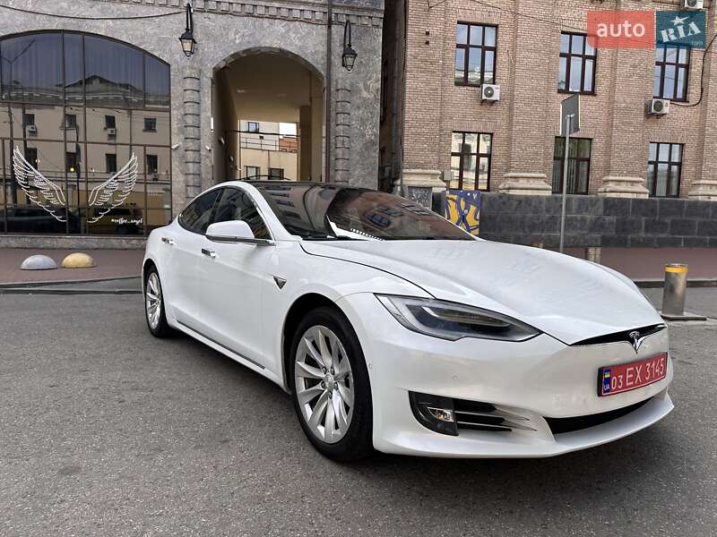 Лифтбек Tesla Model S 2018 в Киеве