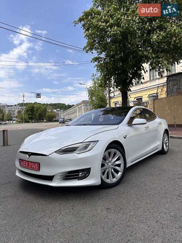 Лифтбек Tesla Model S 2018 в Киеве