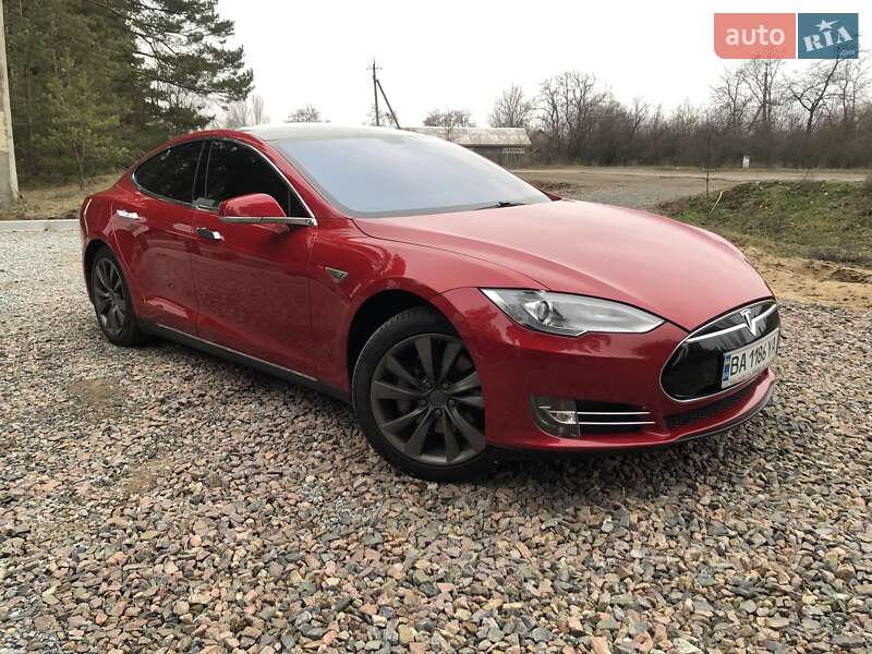 Лифтбек Tesla Model S 2014 в Саврани
