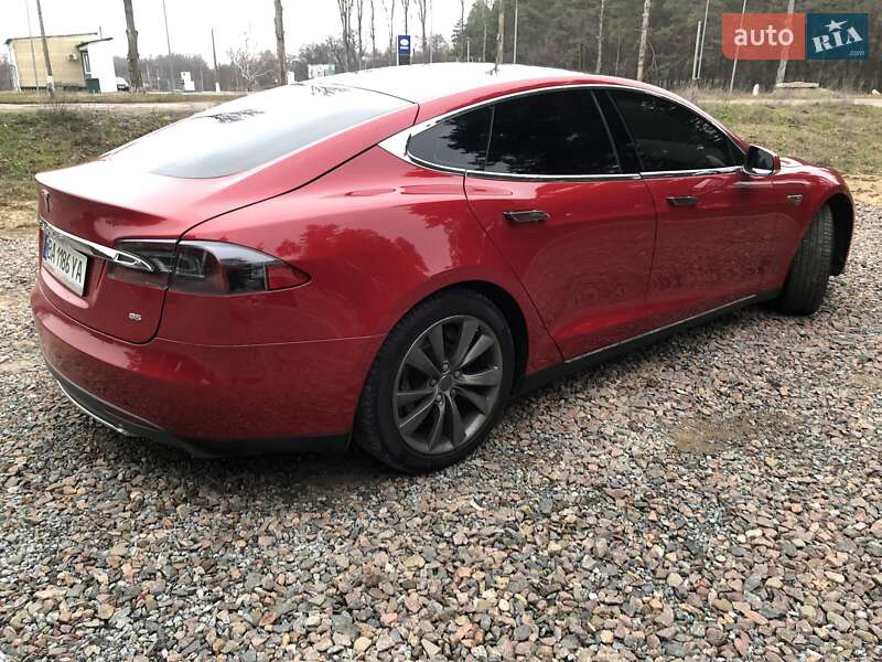 Лифтбек Tesla Model S 2014 в Саврани