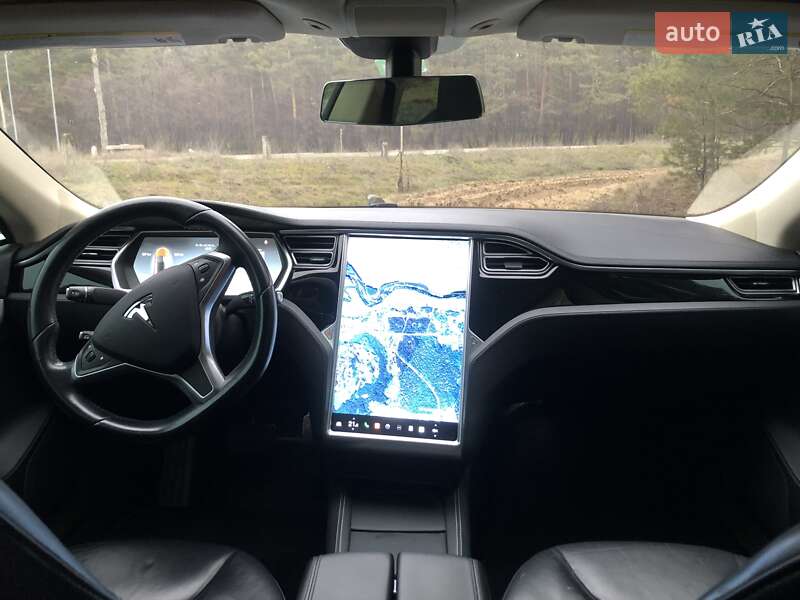 Лифтбек Tesla Model S 2014 в Саврани