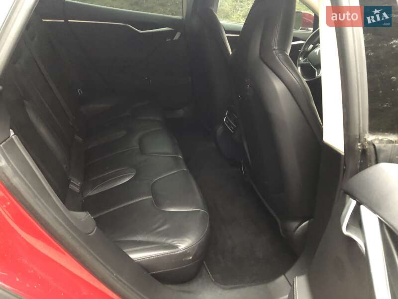 Лифтбек Tesla Model S 2014 в Саврани