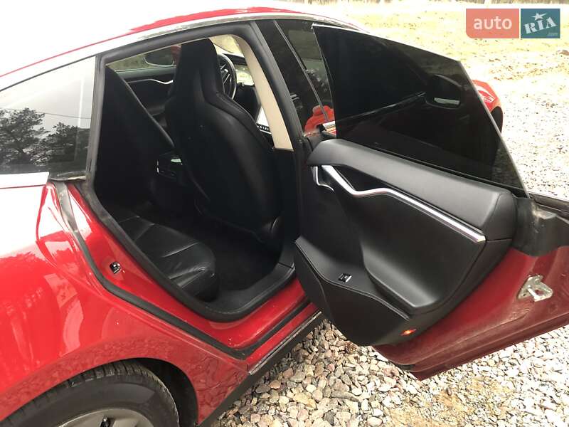 Лифтбек Tesla Model S 2014 в Саврани