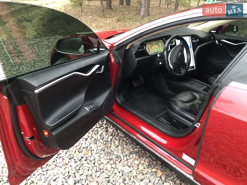 Лифтбек Tesla Model S 2014 в Саврани