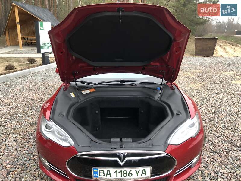 Лифтбек Tesla Model S 2014 в Саврани