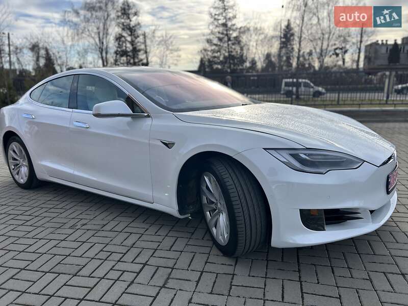 Лифтбек Tesla Model S 2017 в Львове