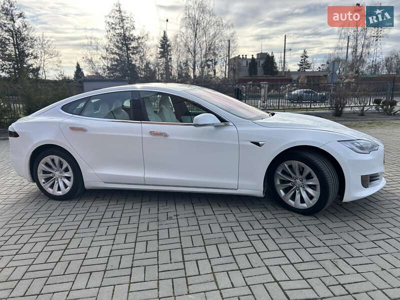 Лифтбек Tesla Model S 2017 в Львове