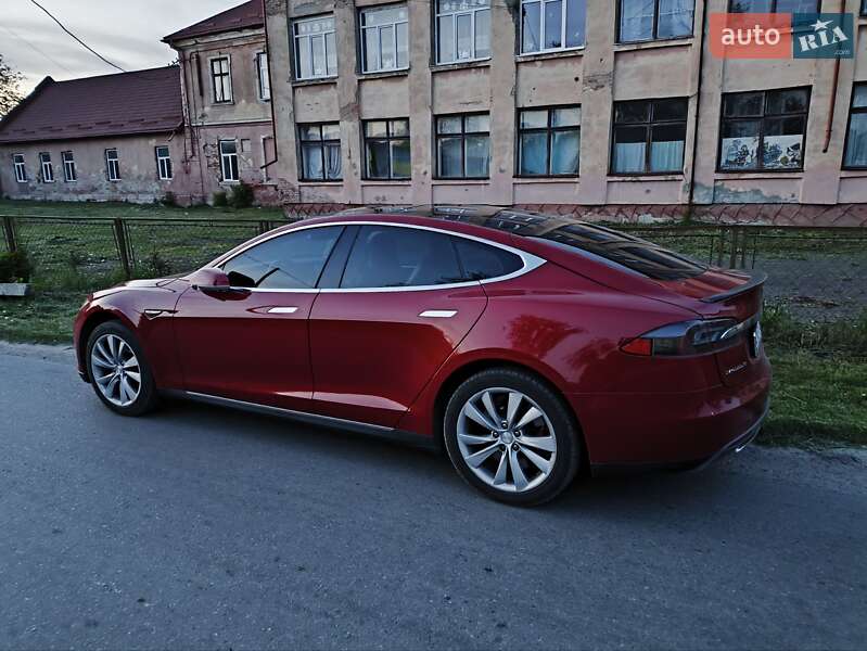 Лифтбек Tesla Model S 2014 в 