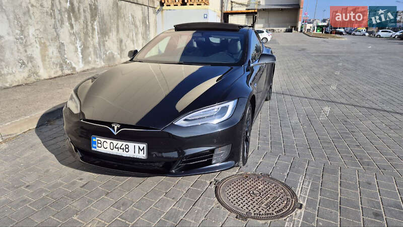 Лифтбек Tesla Model S 2017 в Львове