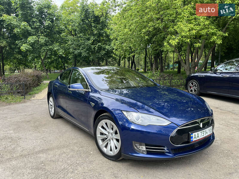 Лифтбек Tesla Model S 2015 в 