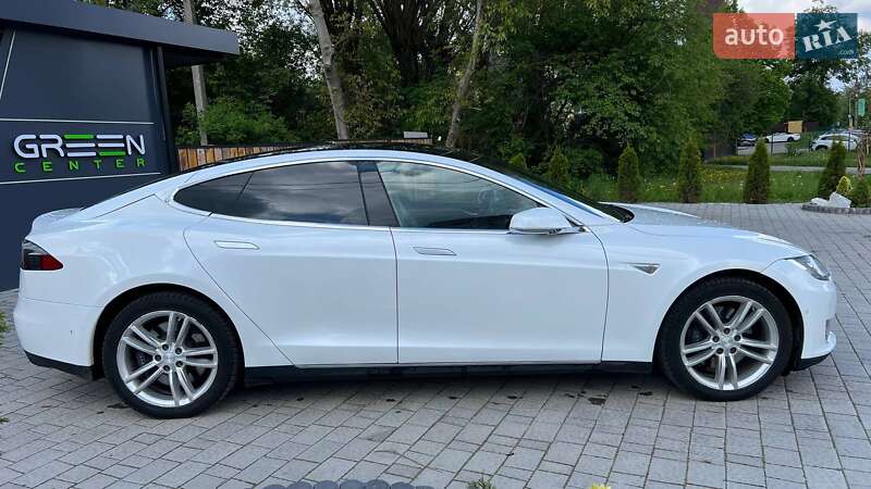Ліфтбек Tesla Model S 2016 в Львові