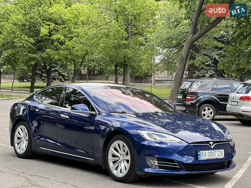 Ліфтбек Tesla Model S 2017 в Дніпрі