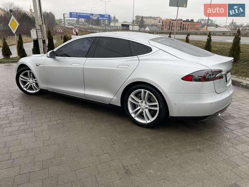 Лифтбек Tesla Model S 2015 в Львове