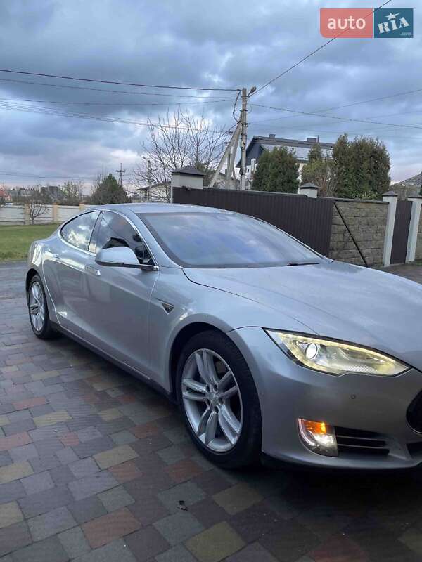Tesla Model S 2015