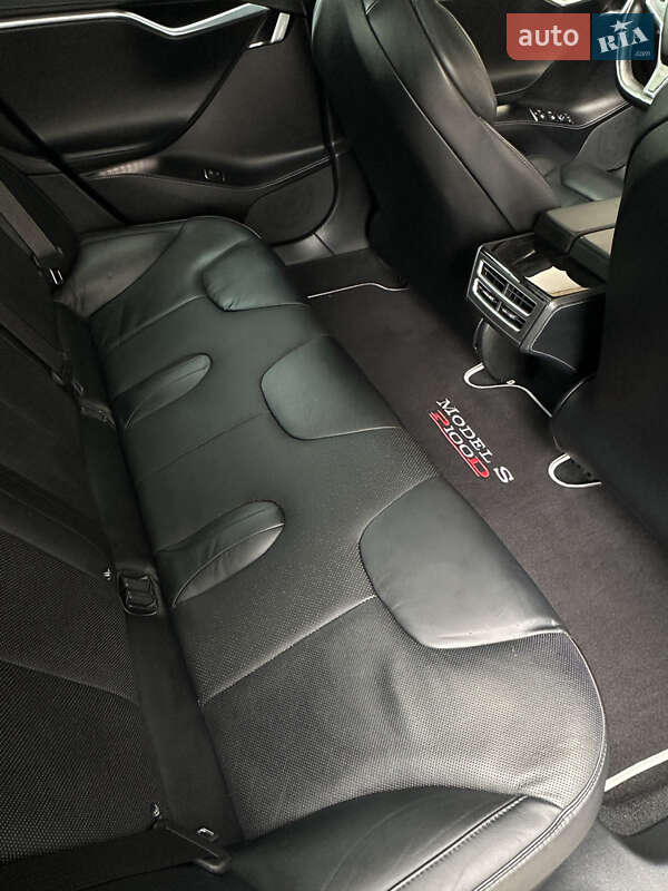 Лифтбек Tesla Model S 2016 в Львове