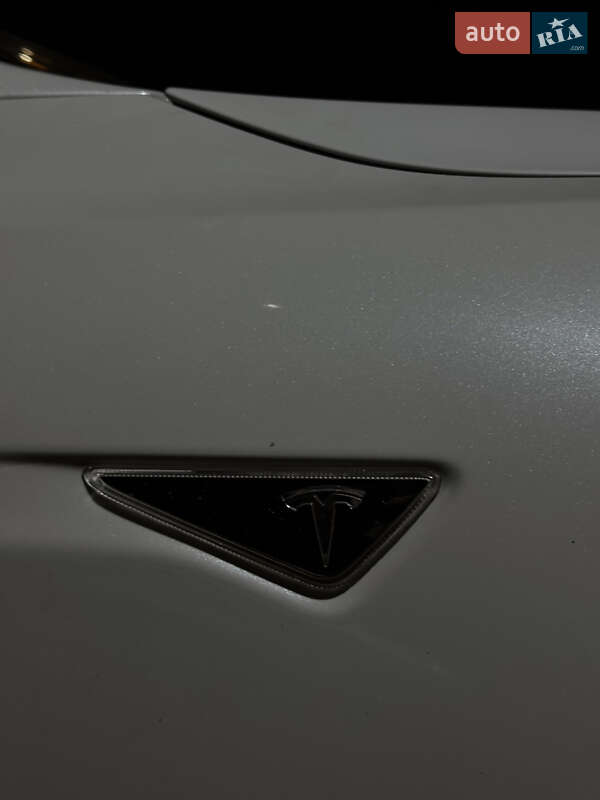 Ліфтбек Tesla Model S 2014 в Чернівцях