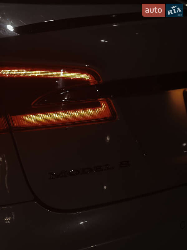 Седан Tesla Model S 2014 в Черновцах