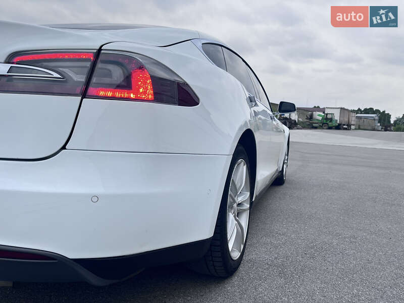 Лифтбек Tesla Model S 2015 в Виннице