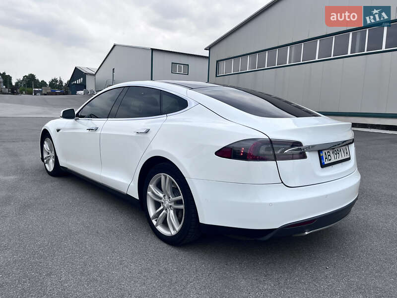 Лифтбек Tesla Model S 2015 в Виннице
