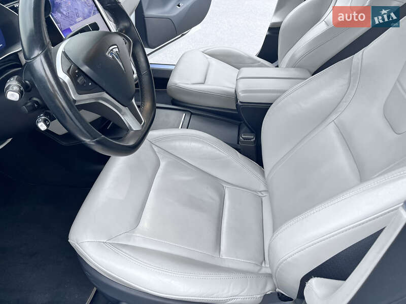 Лифтбек Tesla Model S 2015 в Виннице