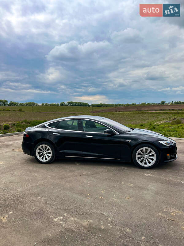 Лифтбек Tesla Model S 2017 в Ровно