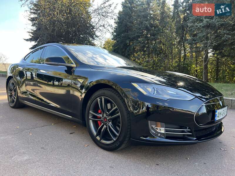 Лифтбек Tesla Model S 2015 в 
