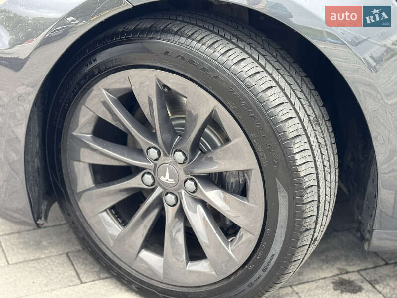 Лифтбек Tesla Model S 2017 в Луцке