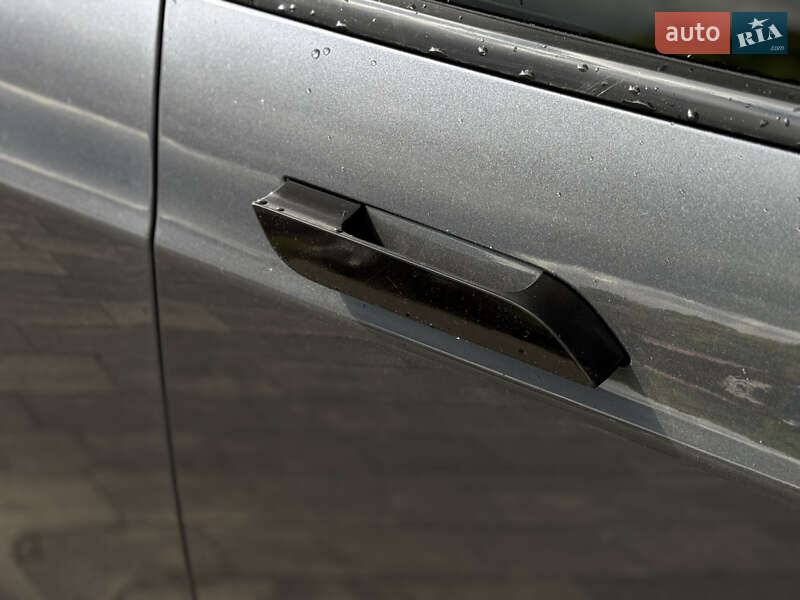 Лифтбек Tesla Model S 2017 в Луцке фото 12 Лифтбек Tesla Model S 2017 в Луцке