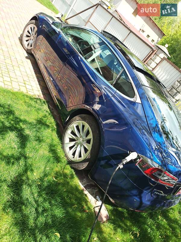 Лифтбек Tesla Model S 2018 в Киеве