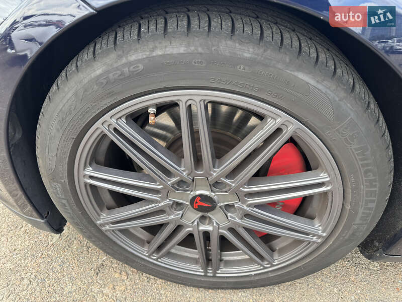 Лифтбек Tesla Model S 2015 в Киеве