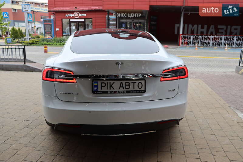 Лифтбек Tesla Model S 2016 в Львове