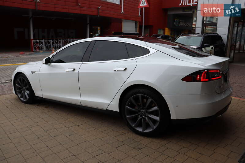 Лифтбек Tesla Model S 2016 в Львове