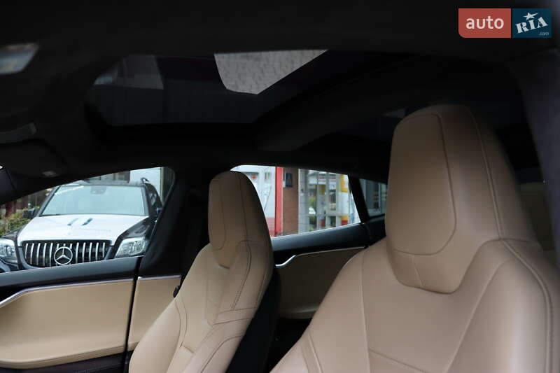 Лифтбек Tesla Model S 2016 в Львове