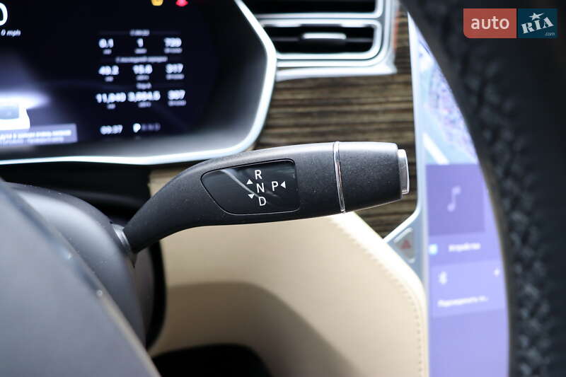 Лифтбек Tesla Model S 2016 в Львове