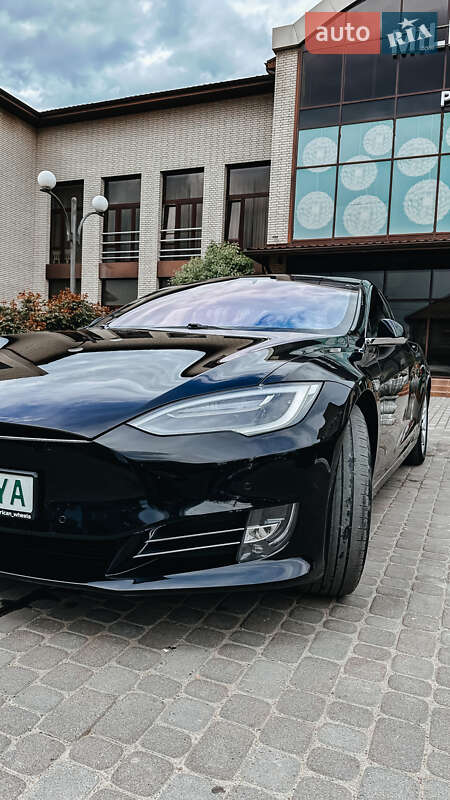 Лифтбек Tesla Model S 2018 в Черновцах