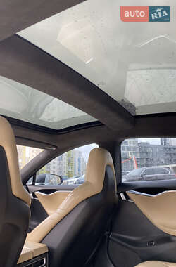 Лифтбек Tesla Model S 2015 в 