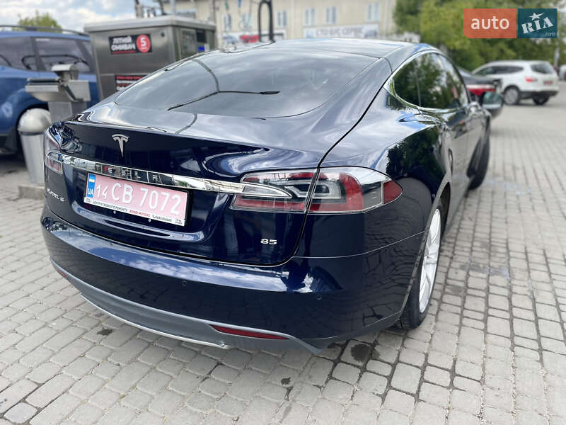 Лифтбек Tesla Model S 2014 в 
