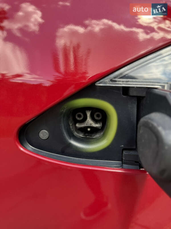 Лифтбек Tesla Model S 2015 в Киеве