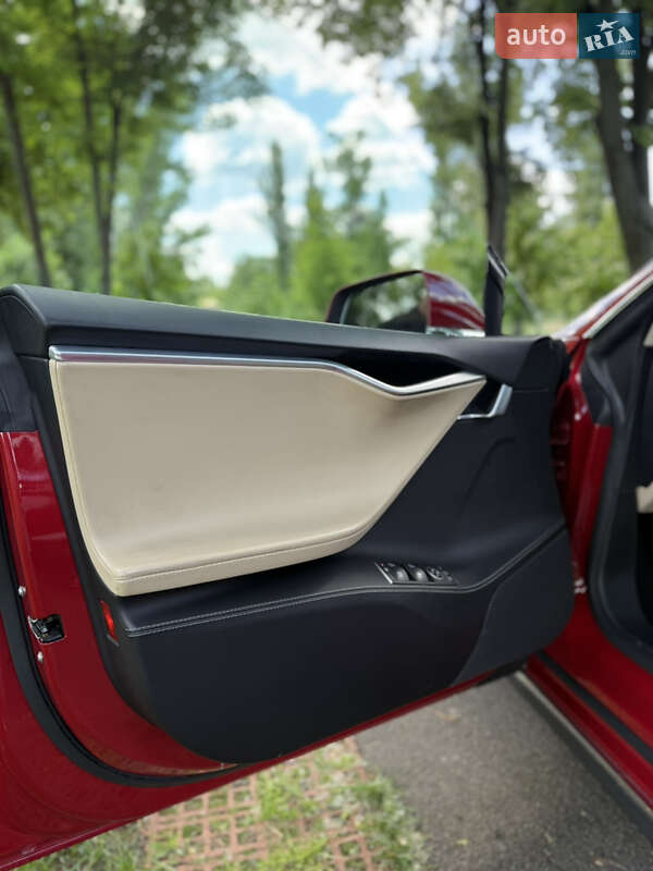 Лифтбек Tesla Model S 2015 в Киеве