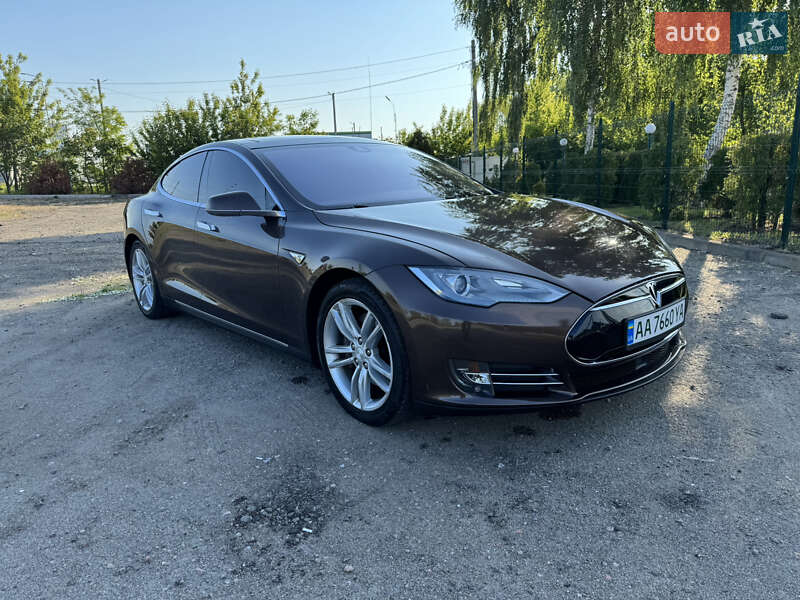 Лифтбек Tesla Model S 2014 в Киеве