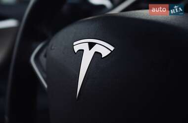 Седан Tesla Model S 2014 в 