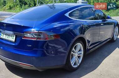 Лифтбек Tesla Model S 2015 в 