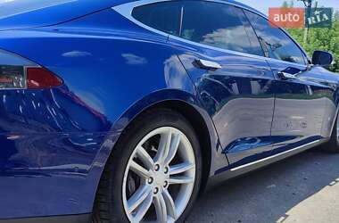 Лифтбек Tesla Model S 2015 в 