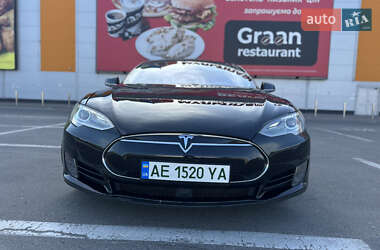 Лифтбек Tesla Model S 2015 в 